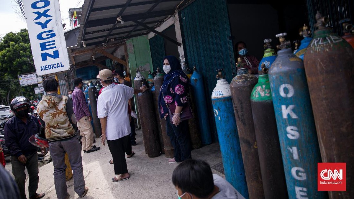 FOTO: Antre Isi Ulang Tabung Oksigen demi Pasien Covid