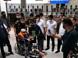 Momen Buron Hendra Subrata Tiba di Indonesia, Pakai Kursi Roda