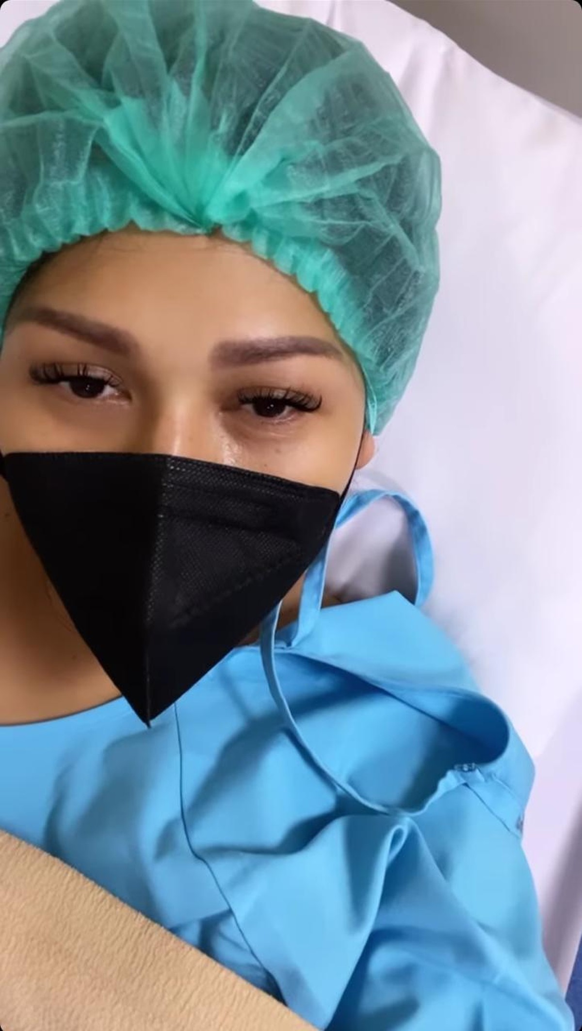 Tata Janeeta telah melahirkan putra pertamanya dengan Raden Brotoseno&period; Yuk kita intip detik-detik Tata lahiran&excl;