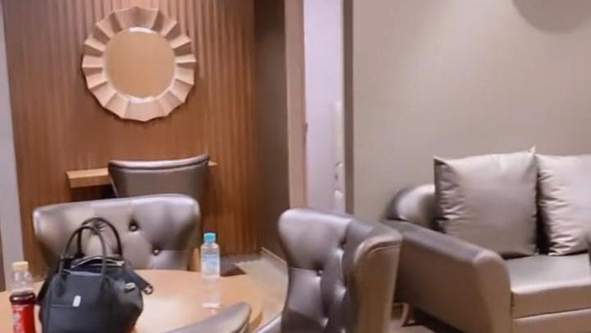 Tata Janeeta telah melahirkan putra pertamanya dengan Raden Brotoseno&period; Yuk kita intip detik-detik Tata lahiran&excl;