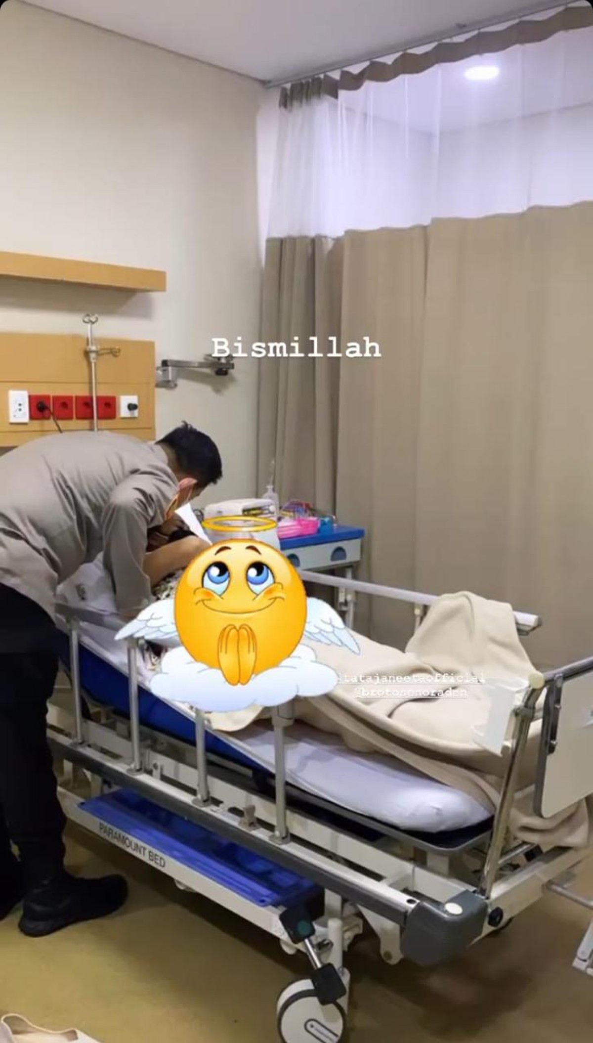 Tata Janeeta telah melahirkan putra pertamanya dengan Raden Brotoseno&period; Yuk kita intip detik-detik Tata lahiran&excl;