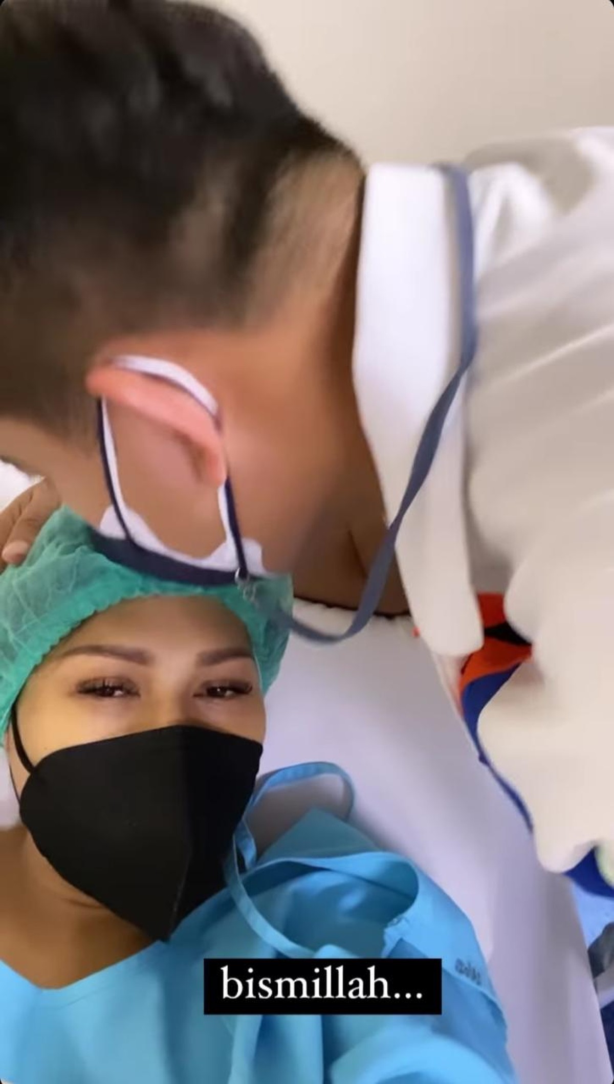 Tata Janeeta telah melahirkan putra pertamanya dengan Raden Brotoseno&period; Yuk kita intip detik-detik Tata lahiran&excl;