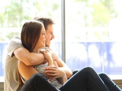 Pasangan Poliamori Kontroversial Ini Cari Pacar Baru, Bikin Pendaftaran Online