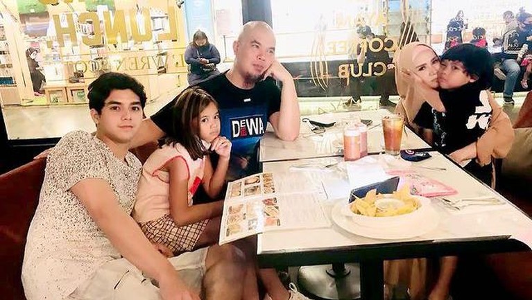 Keluarga Ahmad Dhani & Mulan Jameela serta Al El Dul yang Jarang Disorot Kedekatan Mulan Jameela dengan putra Ahmad Dhani Al El dan Dul memang selalu jadi perbincangan. Yuk kita intip momen mereka!