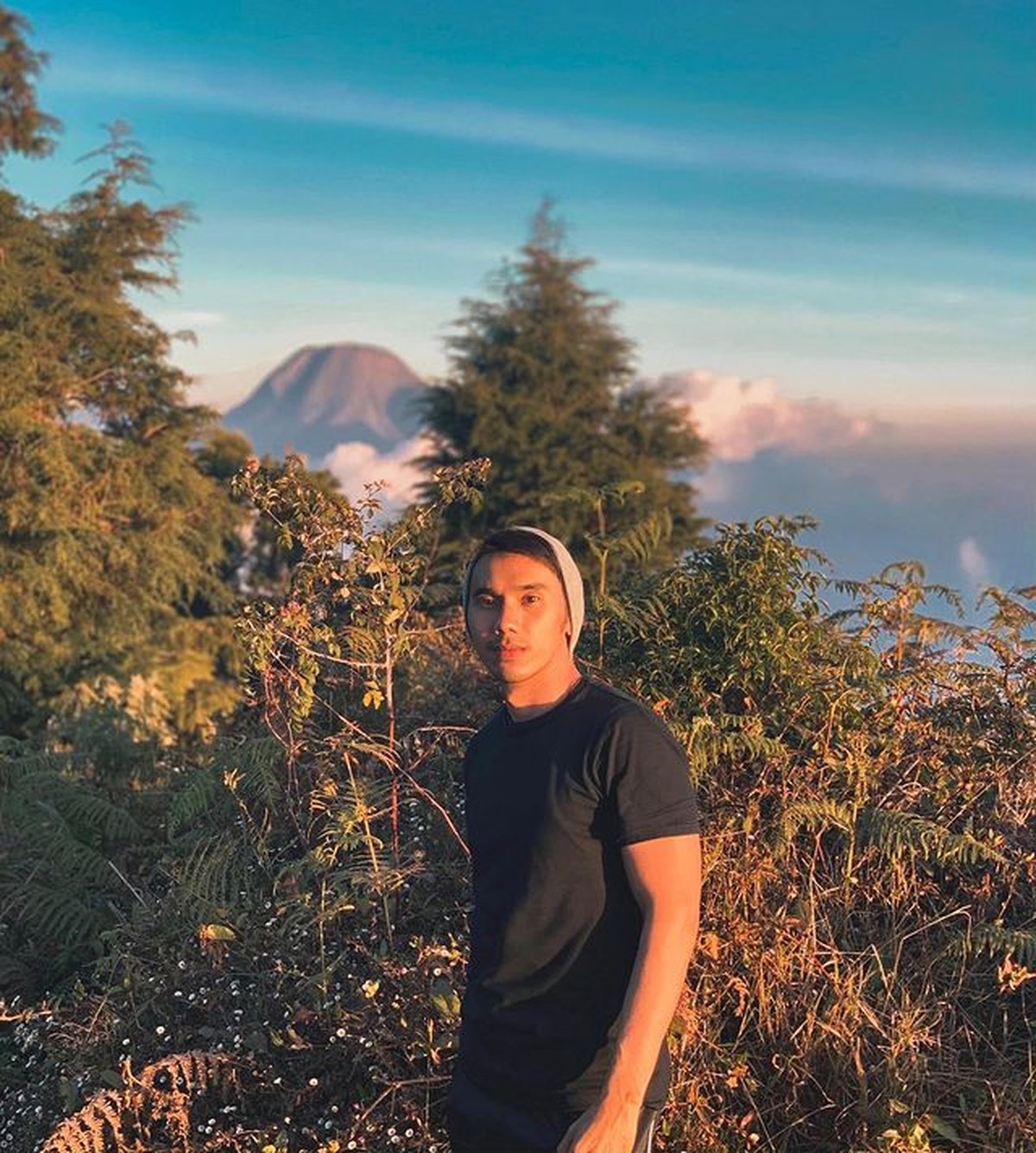 Nathalie Holscher dikabarkan selingkuh dengan manajer Sule yang bernama Panji Komara&period; Yuk kita intip sosoknya&excl;