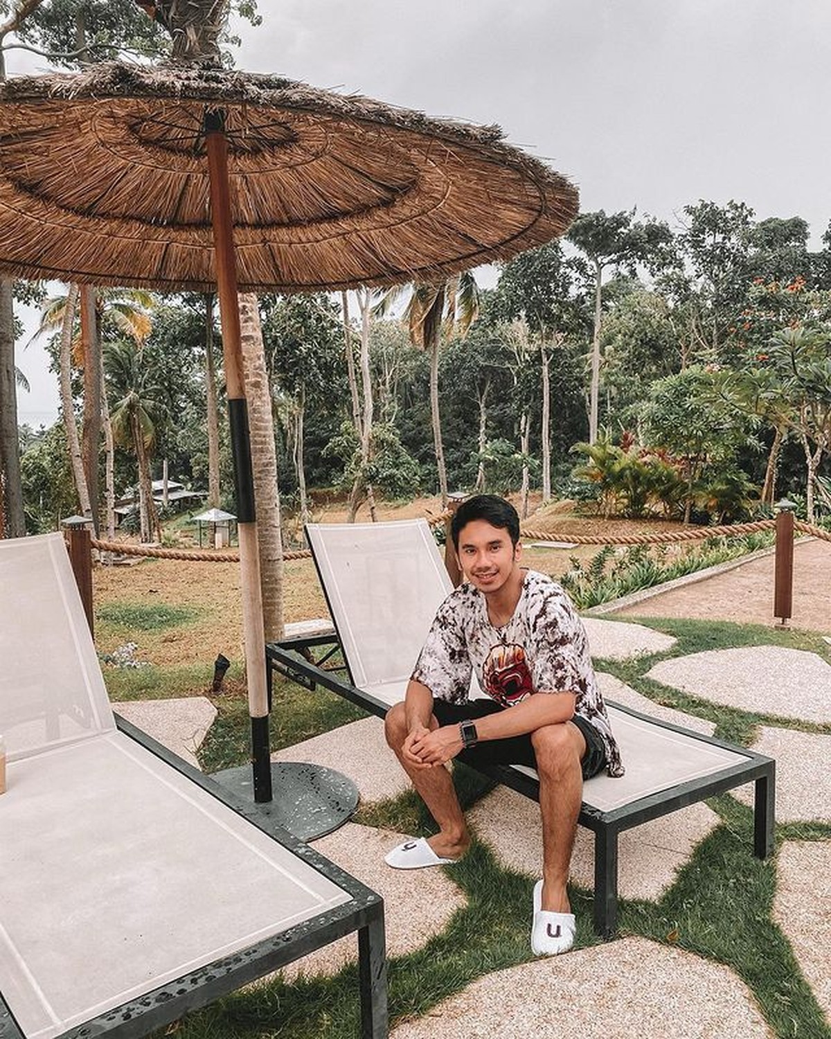 Nathalie Holscher dikabarkan selingkuh dengan manajer Sule yang bernama Panji Komara&period; Yuk kita intip sosoknya&excl;