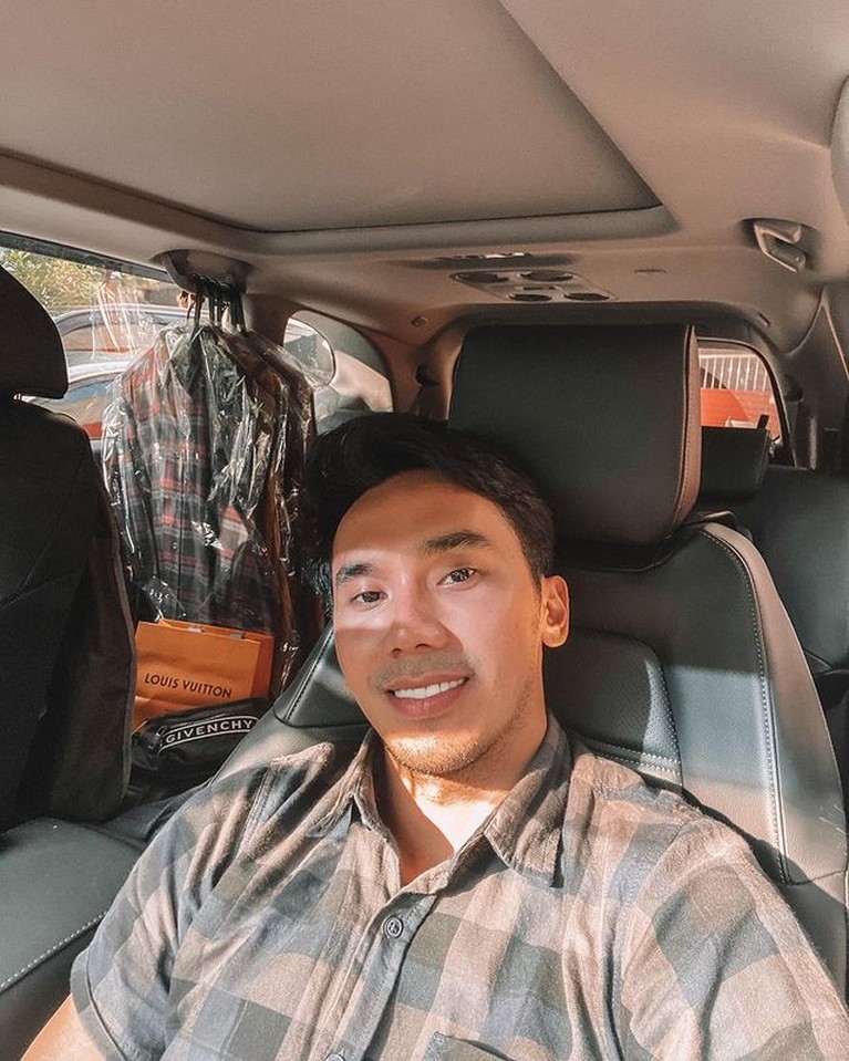 Pesona Panji Komara yang Diisukan Selingkuh dengan Nathalie Holscher Nathalie Holscher dikabarkan selingkuh dengan manajer Sule yang bernama Panji Komara. Yuk kita intip sosoknya!