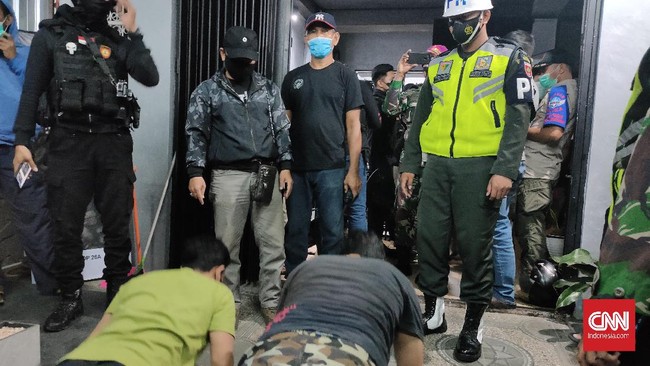 Petugas Satgas Raika Kota Makassar bubarkan acara bazar di salah satu kafe di Makassar, Sulawesi Selatan, akibat langgar prokes dan jam malam.