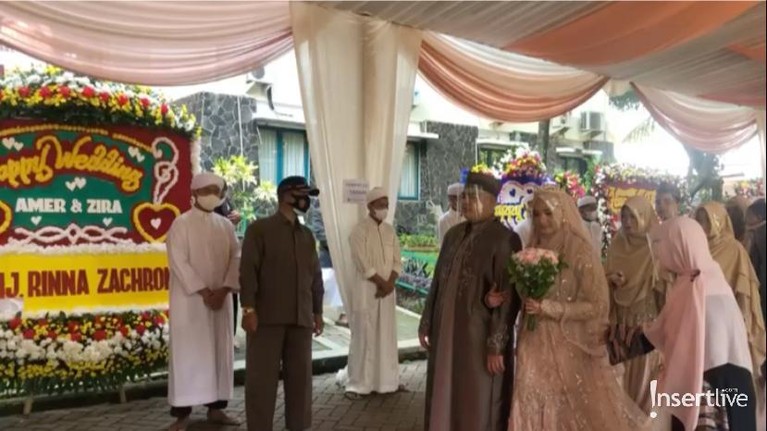 Ameer Azzikra menggelar resepsi pernikahannya dengan Nadzira Shafa pada hari ini Sabtu (26/6). Yuk intip bagaimana suasananya!