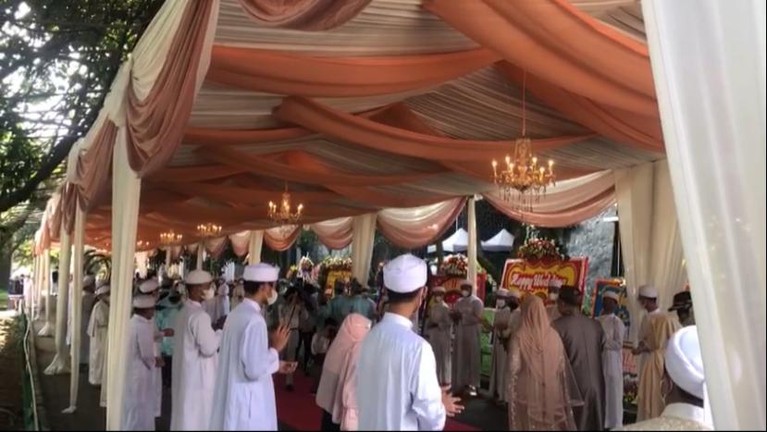 Resepsi Pernikahan Ameer Azzikra & Nadzira Ameer Azzikra menggelar resepsi pernikahannya dengan Nadzira Shafa pada hari ini Sabtu (26/6). Yuk intip bagaimana suasananya!