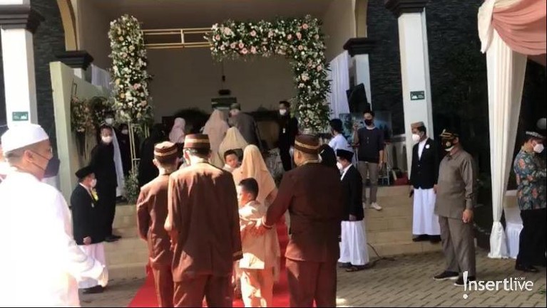 Resepsi Pernikahan Ameer Azzikra & Nadzira Ameer Azzikra menggelar resepsi pernikahannya dengan Nadzira Shafa pada hari ini Sabtu (26/6). Yuk intip bagaimana suasananya!