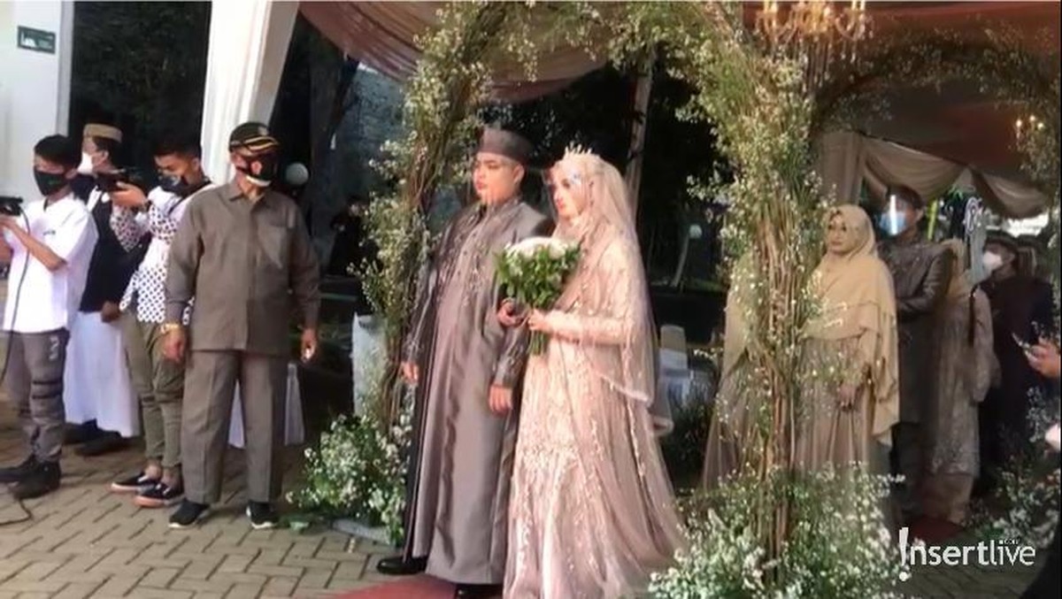 Ameer Azzikra menggelar resepsi pernikahannya dengan Nadzira Shafa pada hari ini Sabtu &lpar;26&sol;6&rpar;&period; Yuk intip bagaimana suasananya&excl;
