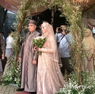 Disambut Tarian Adat, Intip Suasana Resepsi Ameer Azzikra & Nadzira