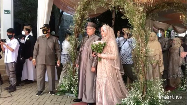 Resepsi Pernikahan Ameer Azzikra & Nadzira Ameer Azzikra menggelar resepsi pernikahannya dengan Nadzira Shafa pada hari ini Sabtu (26/6). Yuk intip bagaimana suasananya!