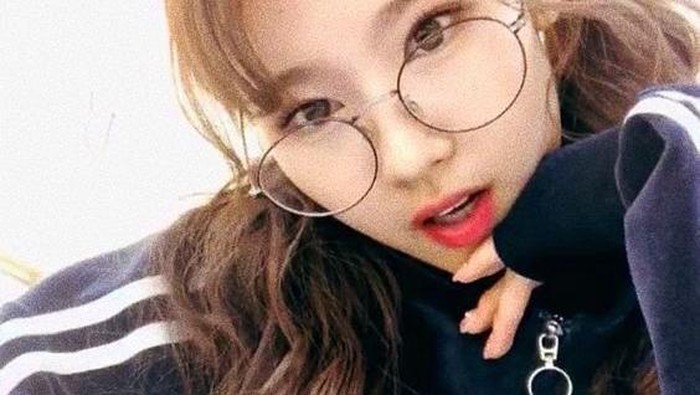 Tips Make Up untuk Kamu yang Berkacamata