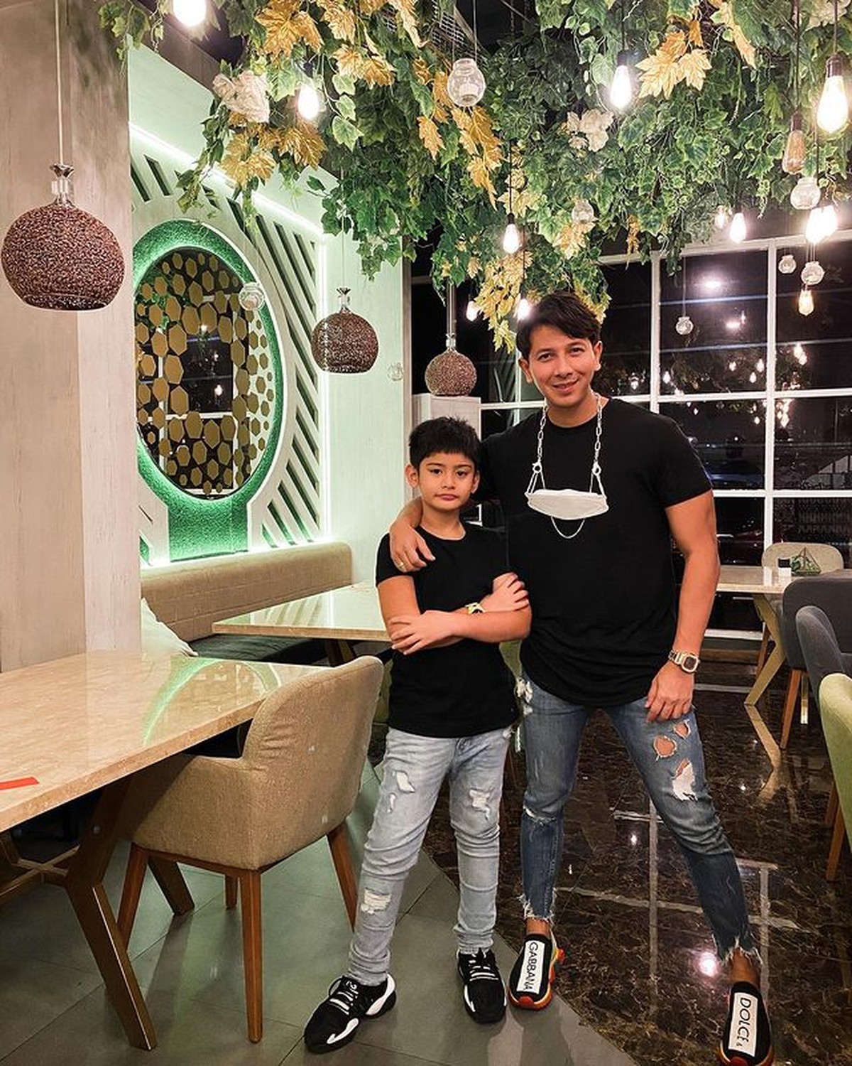 Sonny Septian ayah sambung dari King Faaz disebut makin mirip dengan putranya itu&period; Yuk kita intip potret kompak style outfit mereka&excl;