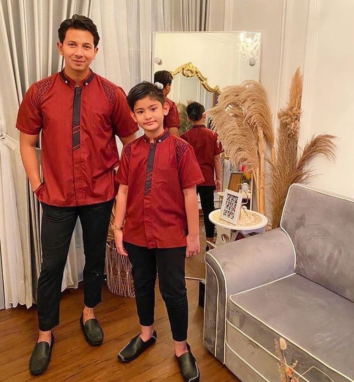 Sonny Septian ayah sambung dari King Faaz disebut makin mirip dengan putranya itu&period; Yuk kita intip potret kompak style outfit mereka&excl;