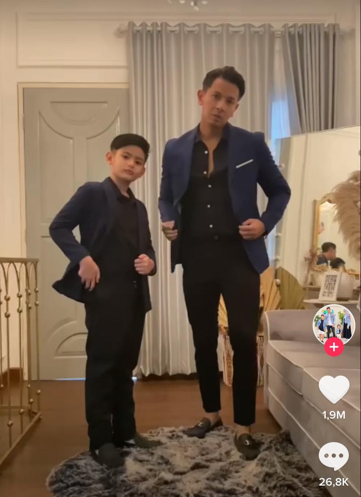 Sonny Septian ayah sambung dari King Faaz disebut makin mirip dengan putranya itu&period; Yuk kita intip potret kompak style outfit mereka&excl;