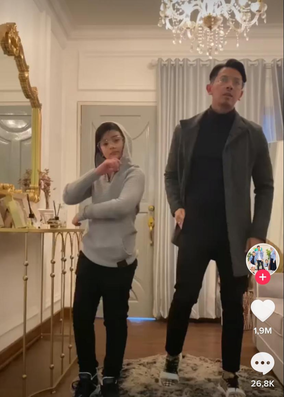 Sonny Septian ayah sambung dari King Faaz disebut makin mirip dengan putranya itu&period; Yuk kita intip potret kompak style outfit mereka&excl;