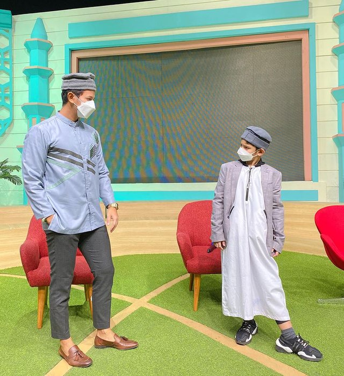 Sonny Septian ayah sambung dari King Faaz disebut makin mirip dengan putranya itu&period; Yuk kita intip potret kompak style outfit mereka&excl;