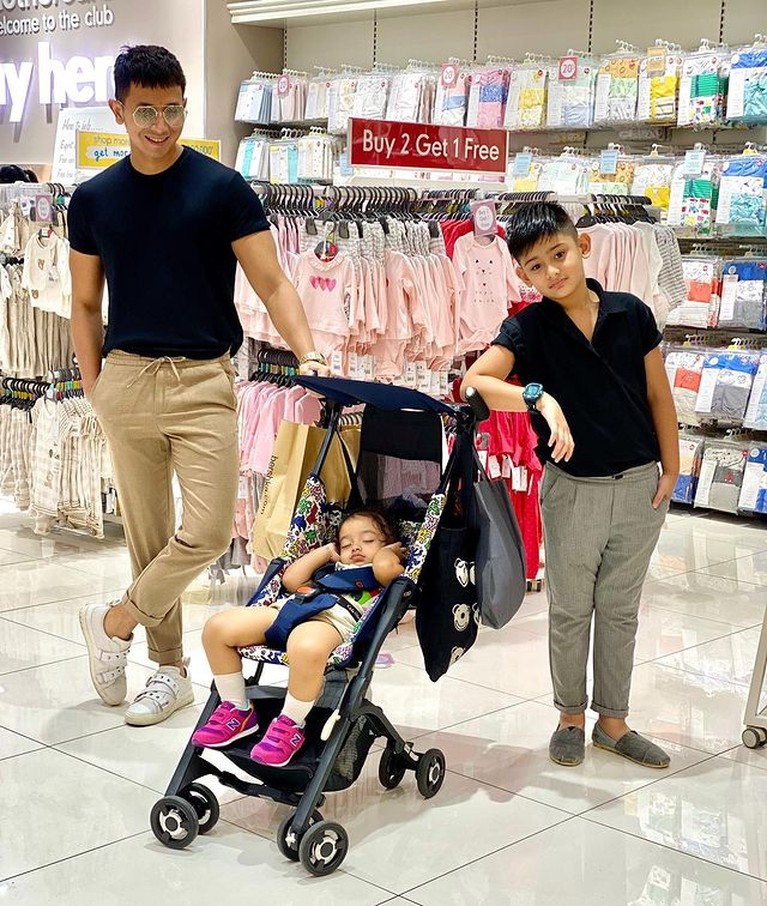 Style Outfit Kompak King Faaz dan Sonny Septian Sonny Septian ayah sambung dari King Faaz disebut makin mirip dengan putranya itu. Yuk kita intip potret kompak style outfit mereka!