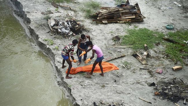 Saddened by Indians to see burial of Covid patients on the banks of the Ganges