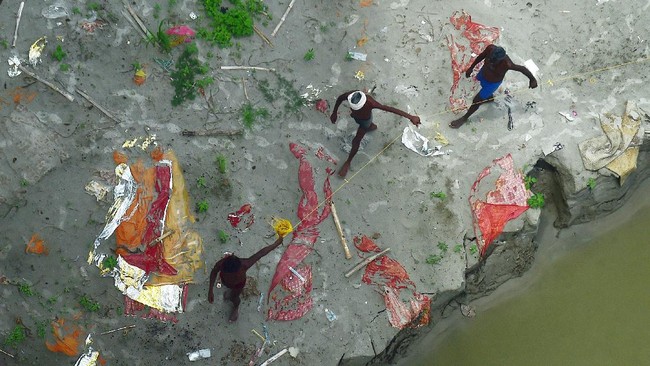 FOTO: Banjir Rusak Kuburan Dangkal di Tepi Sungai Gangga