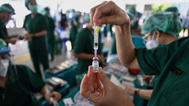 Thailand tetap melanjutkan program vaksinasi Covid-19 dengan mencampurkan vaksin beda merek dan mengabaikan imbauan WHO.