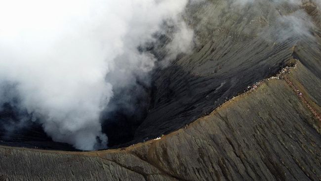 Gubernur Jawa Timur Khofifah Indar Parawansa mengajak wisatawan domestik dan mancanegara menikmati fenomena salju di Bromo usai viral di media sosial.