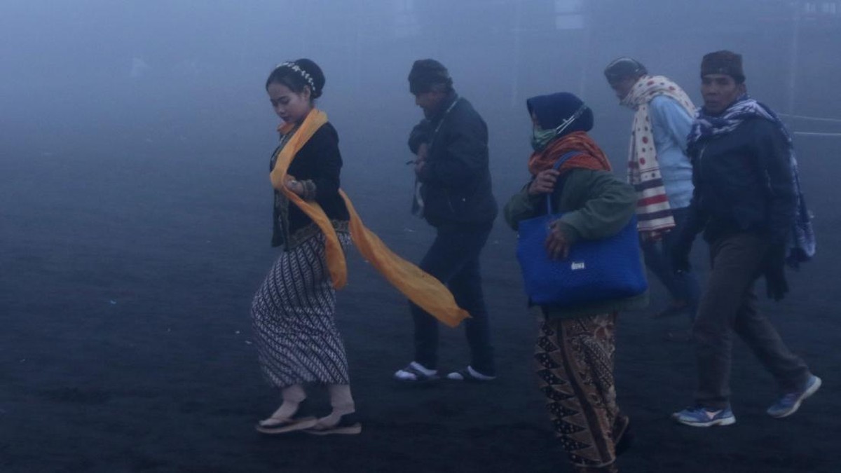 FOTO: Khusyuk Upacara Yadnya Kasada di Tengah Pandemi