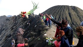 Ribuan Kendaraan Serbu Gunung Bromo Demi Lihat Matahari Terbit