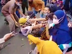 Peserta Vaksinasi Jebol Pagar GOR Banyuwangi, Ada yang Pingsan hingga Luka