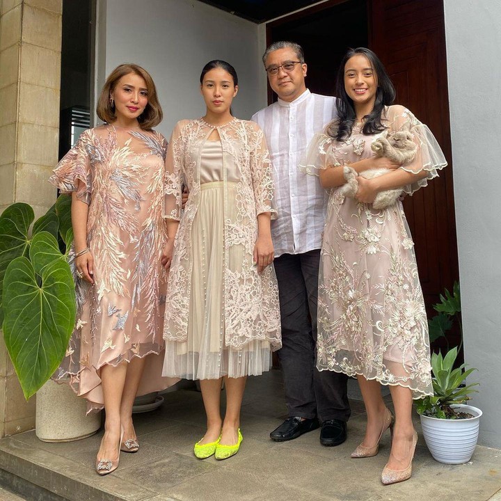 <p>Dede Yusuf dikaruniai dua anak cantik dari pernikahannya dengan Sendy Wurandani. Menikah di 1999 silam, kedua putri mereka kini beranjak dewasa. Mereka adalah Kaneishia Lathifa Zahra dan Alifiya Arkana Paramita. (Foto: Instagram: @kaneishiayusuf05)</p>