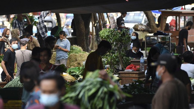 Kemendag mengizinkan pengunjung tanpa syarat vaksin dan swab antigen untuk masuk pasar rakyat. Namun, protokol kesehatan tetap harus dilakukan.