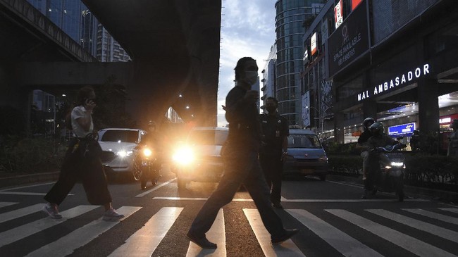 Netizen mengeluarkan reaksi pro kontra saat Jokowi tetapkan PPKM darurat, 100 persen WFH dan mall tutup di Jawa-Bali 2 sampai 20 Juli.