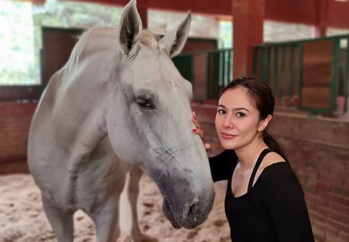 Bersama buah hatinya, Wulan Guritno juga belajar berkuda. Melalui beberapa postingan di akun instagramnya, ia tampak menikmati olahraga ini meskipun belum terlalu sempurna / foto: instagram.com/wulanguritno