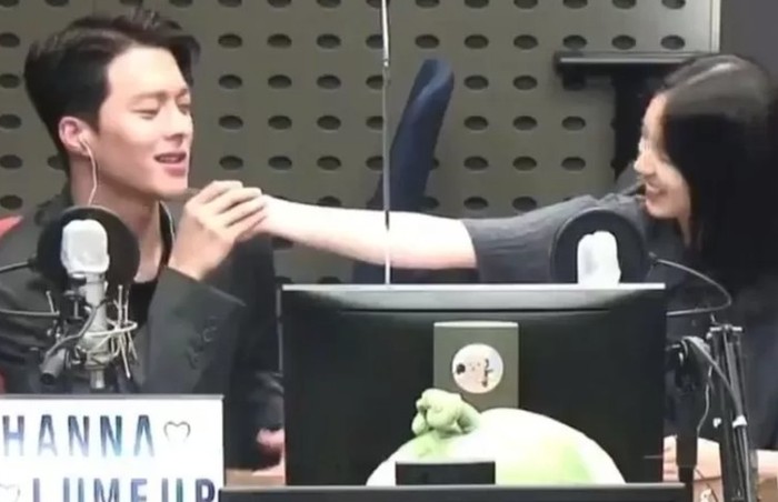 Couple ini juga pernah melakukan promosi drama di program radio KBS Cool FM. Baik Jang Ki Yong dan Hyeri tidak canggung memperlihatkan kedekatan mereka, melalui tatapan mata dan skinship / foto: wolipop.detik.com