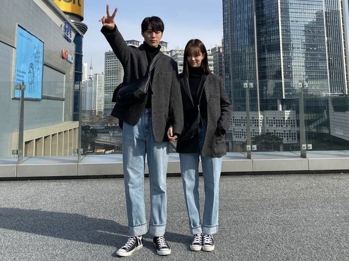 Demi kepentingan promosi drama dan menyenangkan hati penonton, Hyeri sering mengunggah foto di balik layar bersama lawan mainnya, Jang Ki Yong. Lagi-lagi, mereka tampat serasi seperti pasangan sungguhan / foto: instagram.com/hyeri_0609