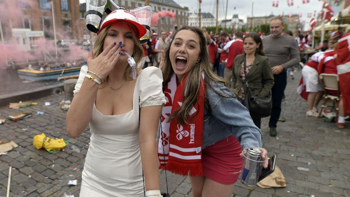 FOTO: Bidadari Tribune, Penyemangat di Euro 2020