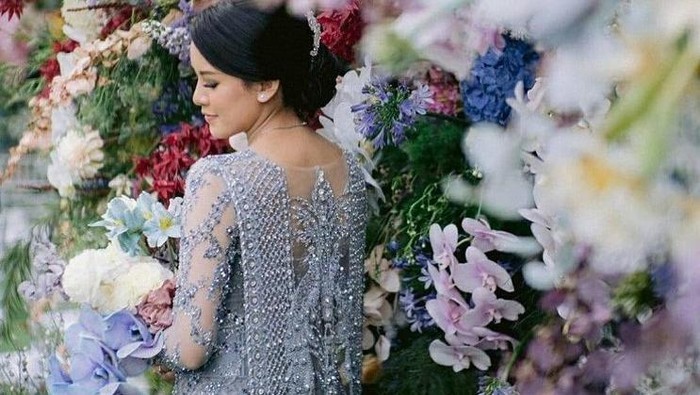 Ide Gaun Kebaya yang Bisa Dijadikan Pilihan untuk Pernikahan Outdoor