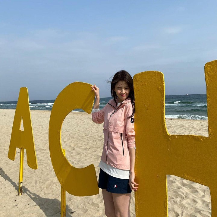 <p>Meski sudah tenar, Han So Hee tetap terlihat sederhana di kehidupan sehari-harinya. Tengok saja gaya Han So Hee ketika berlibur di pantai. Ia tampil sederhana dengan outfit kasual. (Foto: Instagram: @xeesoxee)</p>