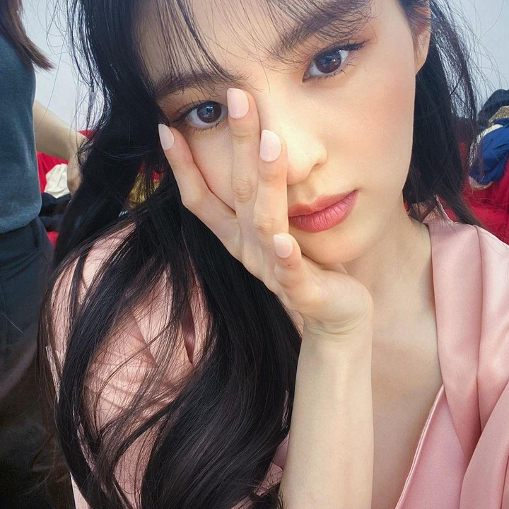 <p>Namanya melejit ketika memerankan tokoh pelakor di drama Korea The World of the Married pada tahun lalu. Akting Han So Hee sebagai karakter antagonis sukses mengaduk emosi penonton. Banyak netizen Indonesia meramaikan kolom komentar Instagram Han So Hee dan menyebutnya sebagai pelakor. (Foto: Instagram: @xeesoxee)</p>