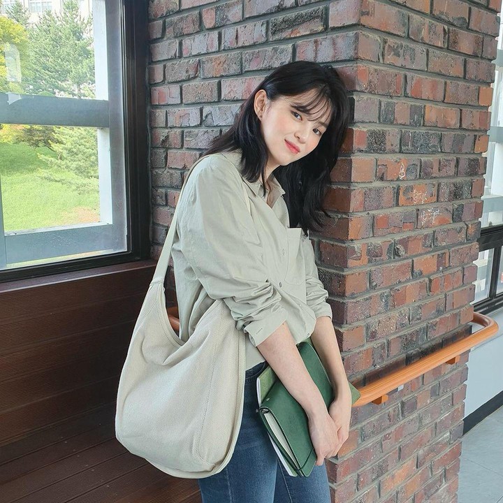<p>Han So Hee kembali menyita sorotan. Sukses bermain di drama Korea <em>The World of the Married,</em> ia kembali ke layar kaca dengan membintangi serial <em>Nevertheless.</em> Kali ini ia didapuk sebagai pemeran utama dan beradu akting bersama Song Kang, Bunda. Ia memerankan tokoh mahasiswi bernama Yoo Na Bi. (Foto: Instagram: @xeesoxee)</p>