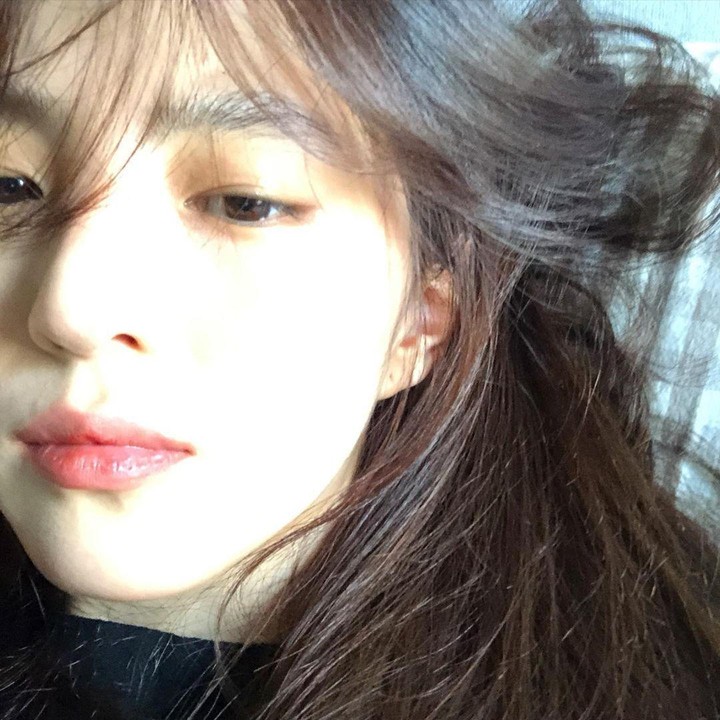<p>Han So Hee juga tidak segan memamerkan potret wajahnya yang tidak dipoles makeup. Ia tetap cantik meski tampil <em>barefaced.</em> (Foto: Instagram: @xeesoxee)</p>