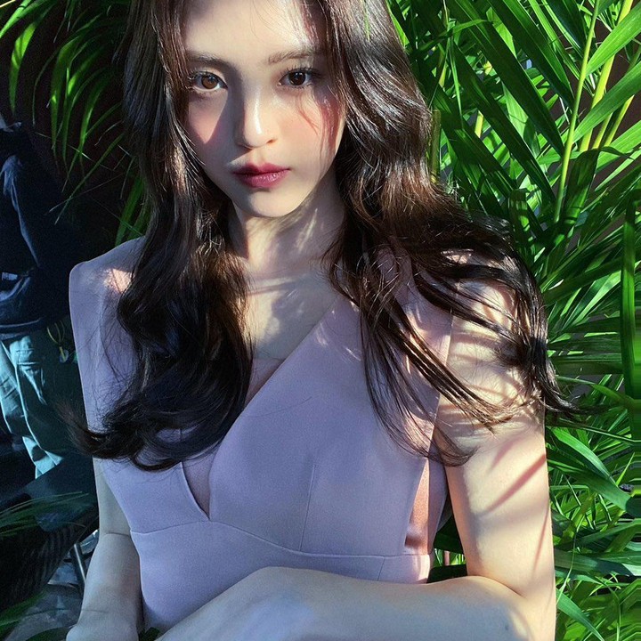 <p>Han So Hee merupakan aktris muda kelahiran Ulsan, 18 November 1994. Dara berusia 26 tahun itu mengawali kariernya sebagai model di video klip boyband SHINee yang berjudul <em>Tell Me What To Do.</em> Ia kemudian memulai debut akting di drama Korea <em>Reunited Worlds.</em> (Foto: Instagram: @xeesoxee)</p>