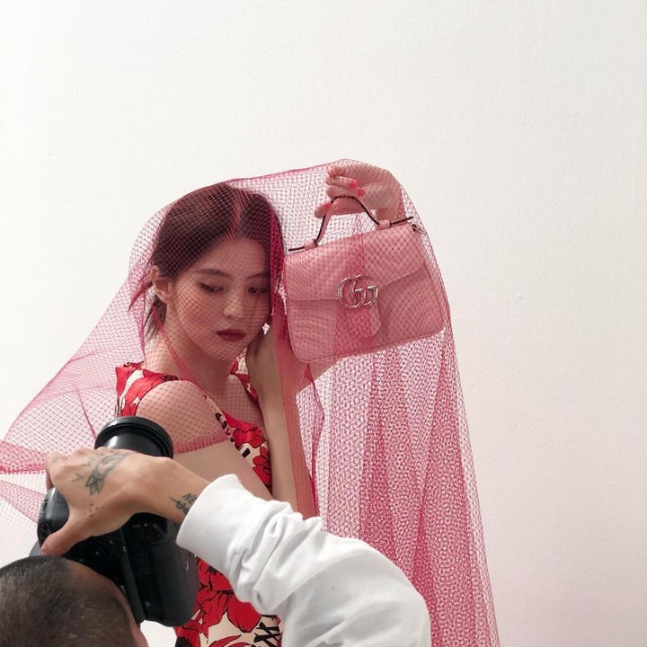 <p>Sukses jadi aktris, karier Han So Hee di dunia modelling juga semakin bersinar. Ia banyak didapuk menjadi wajah dari berbagai brand fashion dan kecantikan, Bunda. (Foto: Instagram: @xeesoxee)</p>