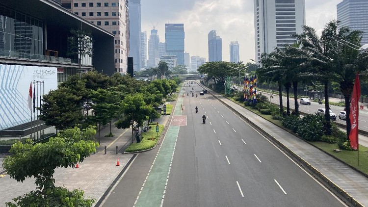 Jalan Sudirman Situasi Jalan Sudirman, Jakarta, Minggu (27/6/2021), usai PPKM mikro berlaku.