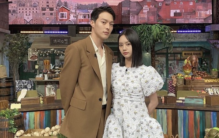 Jang Ki Yong dan Hyeri sempat menjadi bintang tamu Amazing Saturday, tepat sebelum My Roommate is A Gumiho tayang. Keduanya datang dengan outfit bergaya vintage yang sangat serasi / foto: instagram.com/hyeri_0609