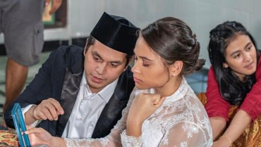 img-title Akting Bareng Pertama Kevin Julio & Aurora Ribero di 'Kaget Nikah'