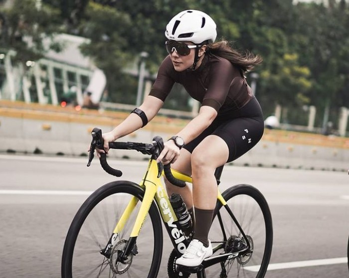 Mengejutkan, Wulan Guritno ternyata juga hobi bersepeda. Belakangan ini , Wulan semakin sering membagikan kegiatan bersepedanya, keliling kota Jakarta / foto: instagram.com/wulanguritno